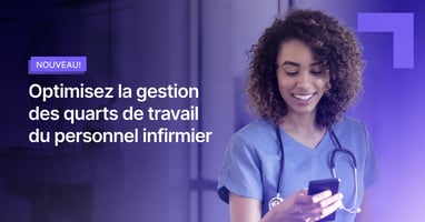Infirmière en train d'envoyer un message sur son téléphone intelligent